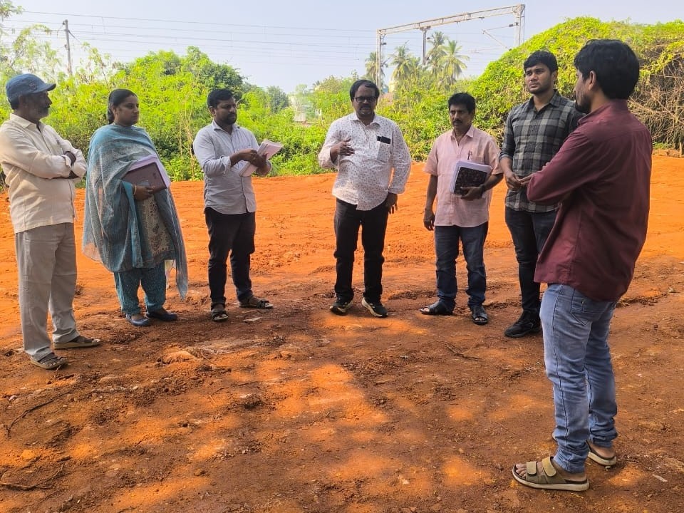 ప్రభుత్వ స్థలాన్ని అడ్డుకొన్న రెవెన్యూ యంత్రాంగం