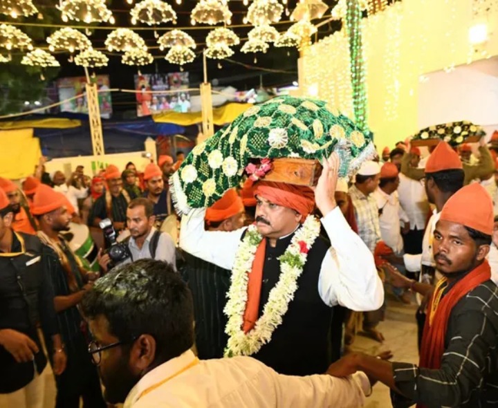 పూల చాదర్ సమర్పించిన కలెక్టర్