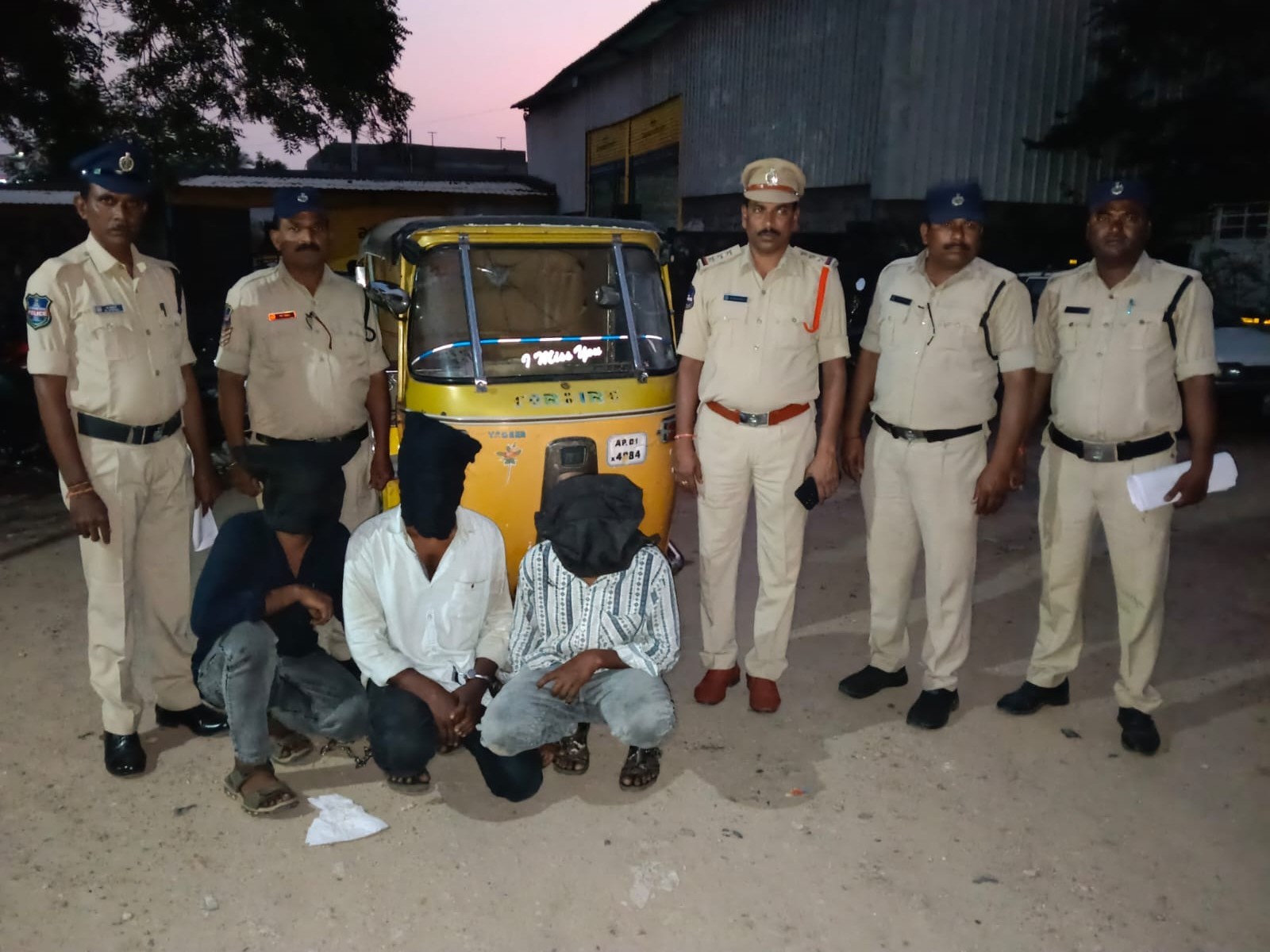 దోపిడీ కేసులో ముగ్గురు నిందితుల అరెస్ట్: CI నాగరాజు