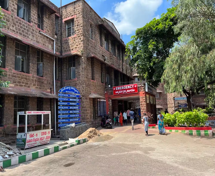 KGHలో నిలిచిన విద్యుత్‌ సరఫరా.. మహిళ మృతి