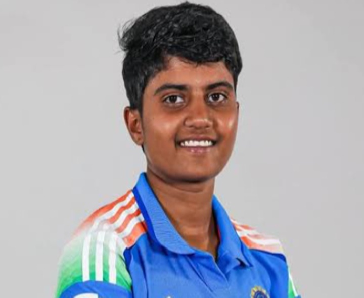 గన్నవరం చేరుకున్న క్రికెటర్ శ్రీ చరణి