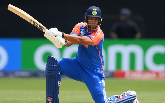 దూబే సిక్సర్.. స్టేడియం బయట పడిన బంతి