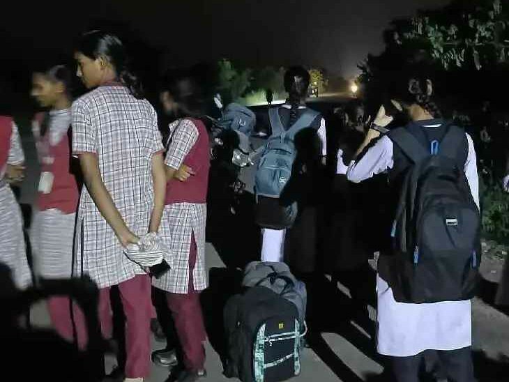 బస్సులు లేక విద్యార్థుల అవస్థలు..