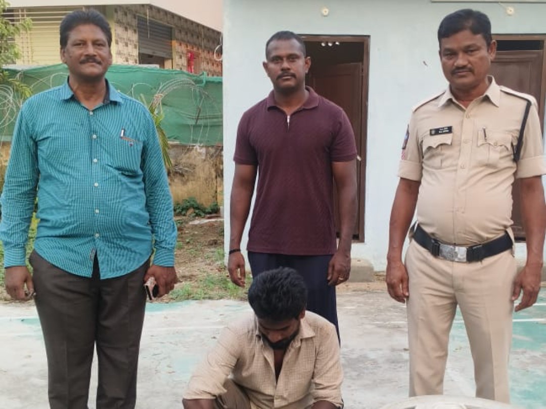 నాటుసారా తయారీ కేంద్రంపై పోలీసుల దాడి