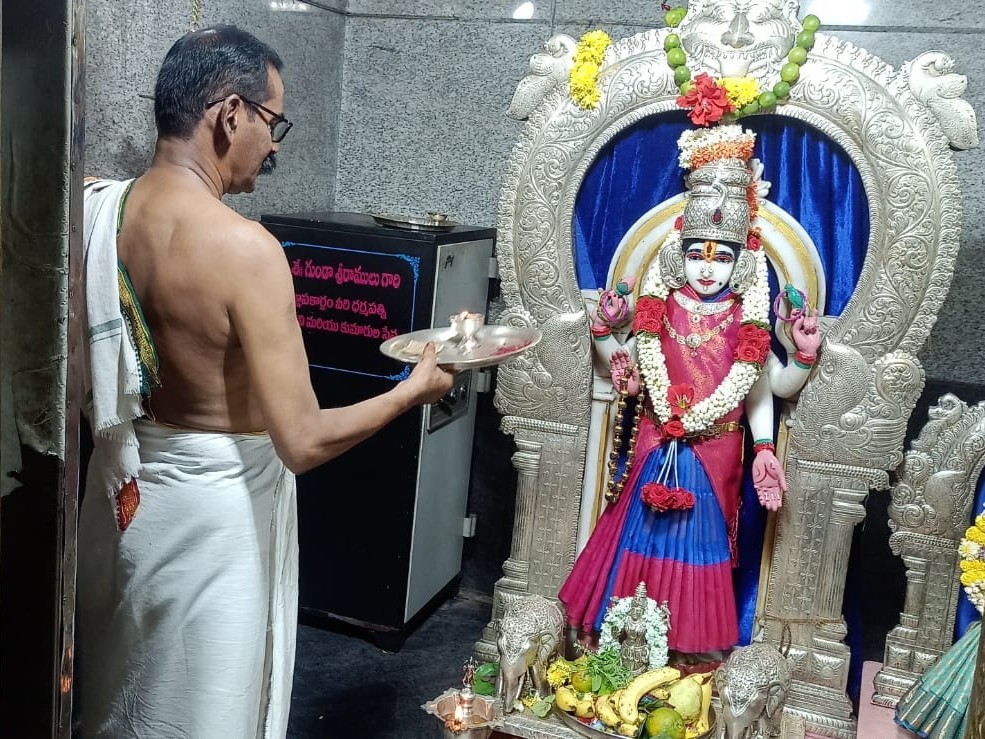 శ్రీ వాసవి అమ్మవారికి ప్రత్యేక పూజలు