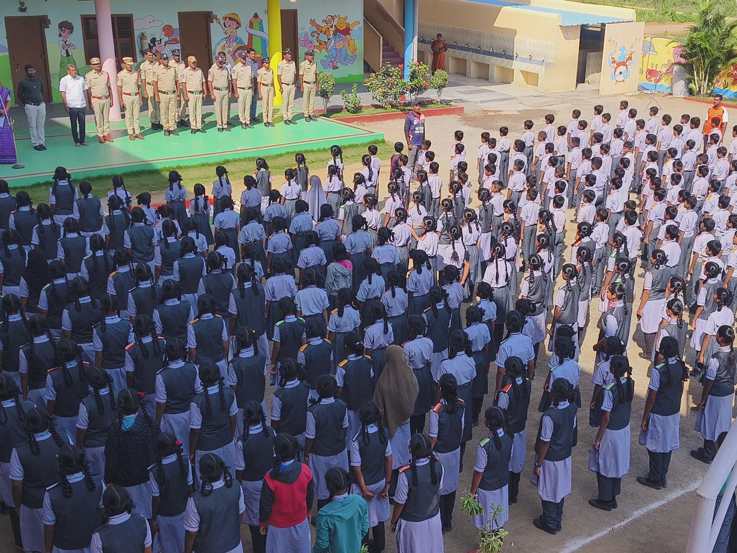 వందేమాతరం గీతం ఆలాపన కార్యక్రమంలో పోలీస్ సిబ్బంది