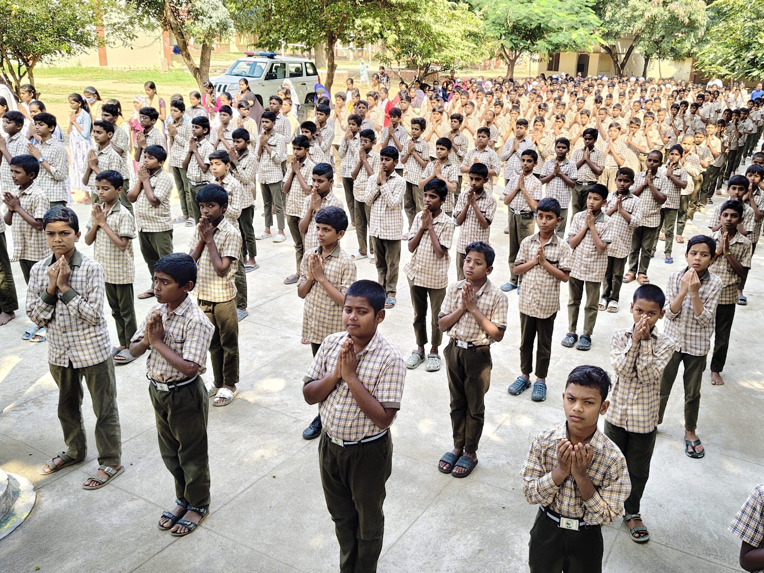 వందేమాతరం గేయాన్ని ఆలపించిన విద్యార్థులు