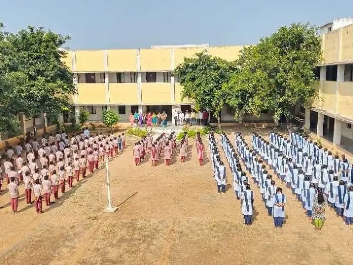 వందేమాతరం పూర్తి గీతాలాపన చేసిన మోడల్ స్కూల్ విద్యార్థులు