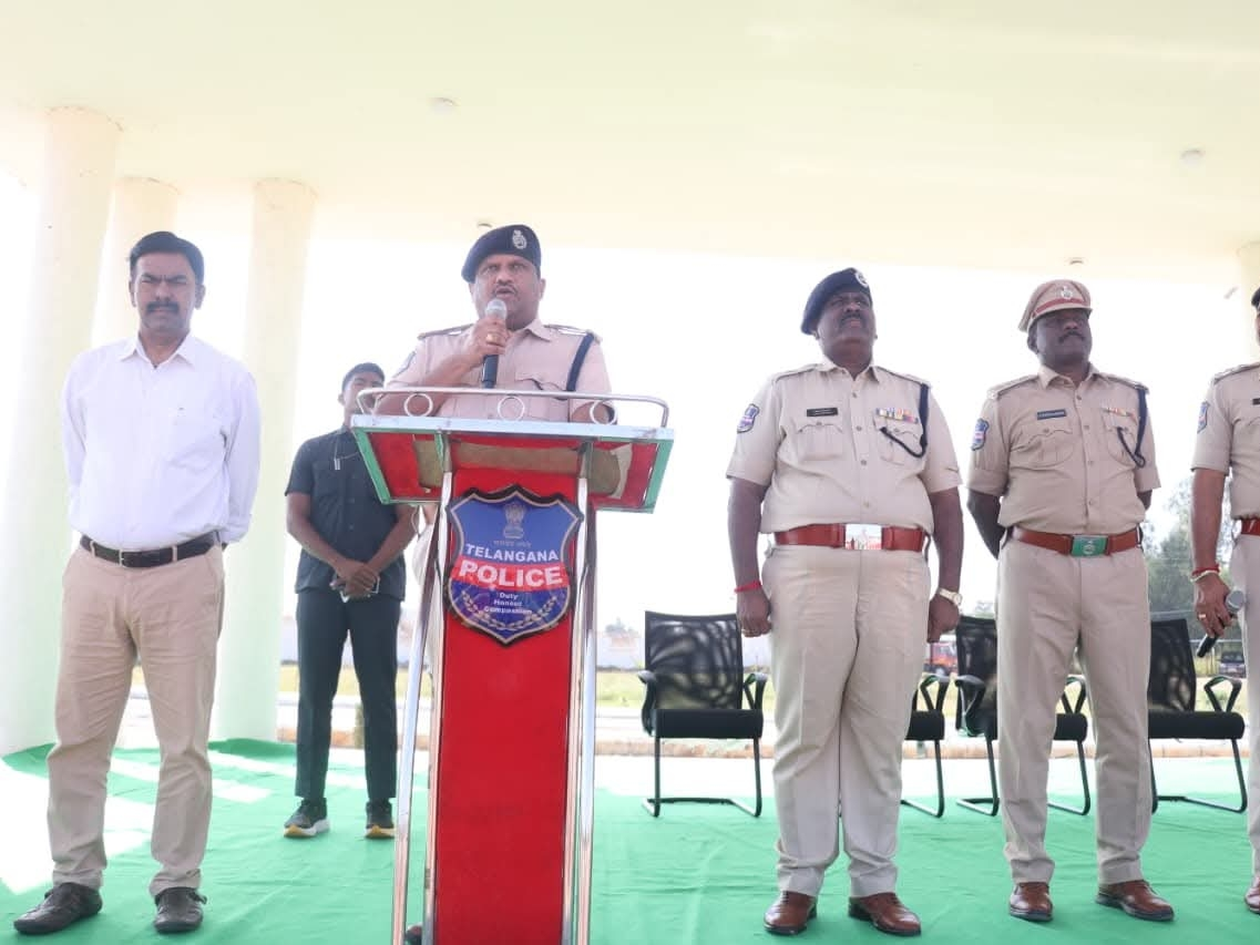 పోలీస్ పెరేడ్ గ్రౌండ్లో సామూహిక గీతాలాపాన