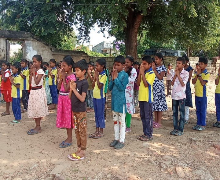 ప్రభుత్వ పాఠశాలలో ఆకట్టుకున్న సామూహిక గీతాలాపన