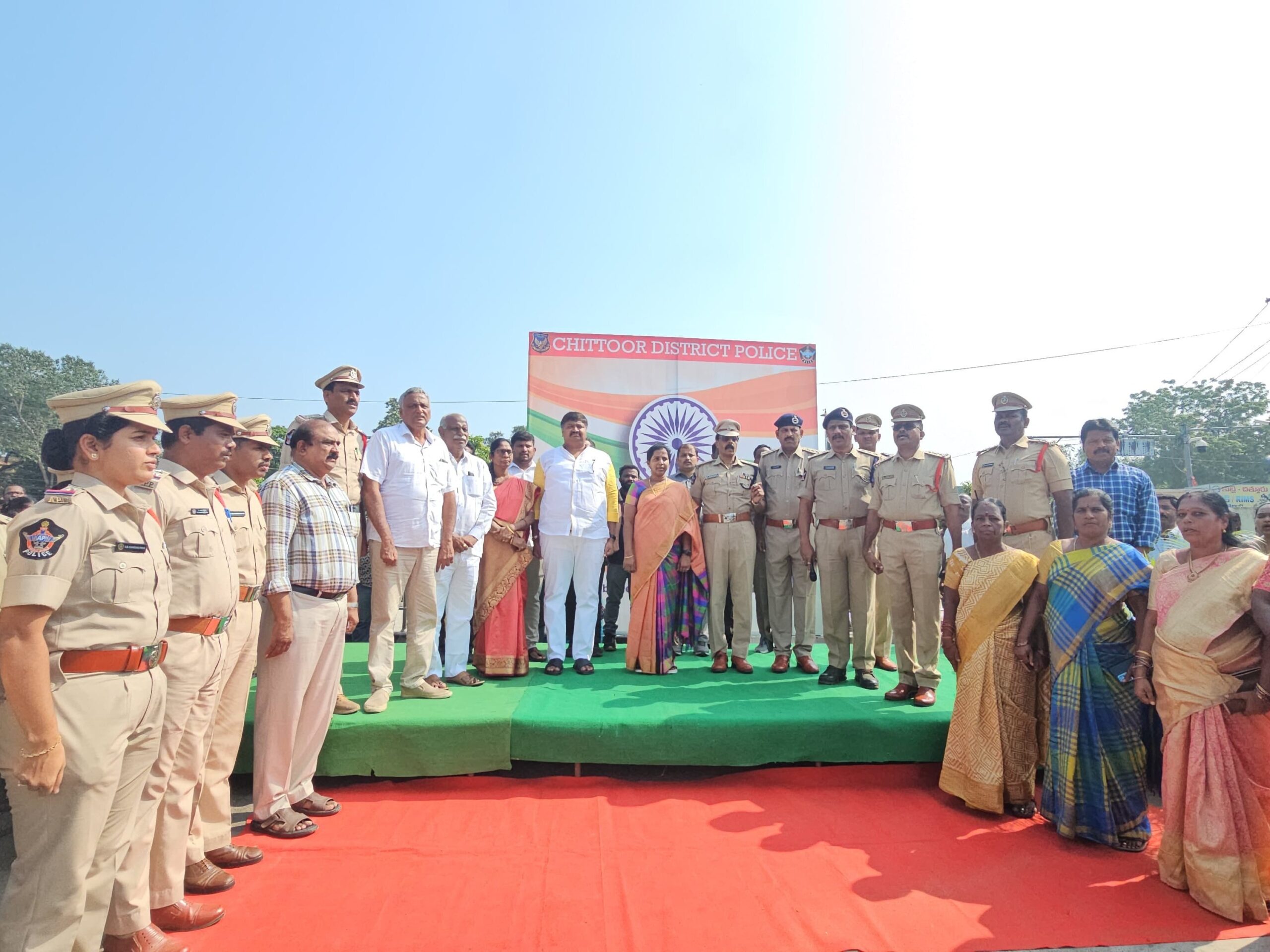 వందేమాతరం గీతాన్ని ఆలపించిన పోలీసులు