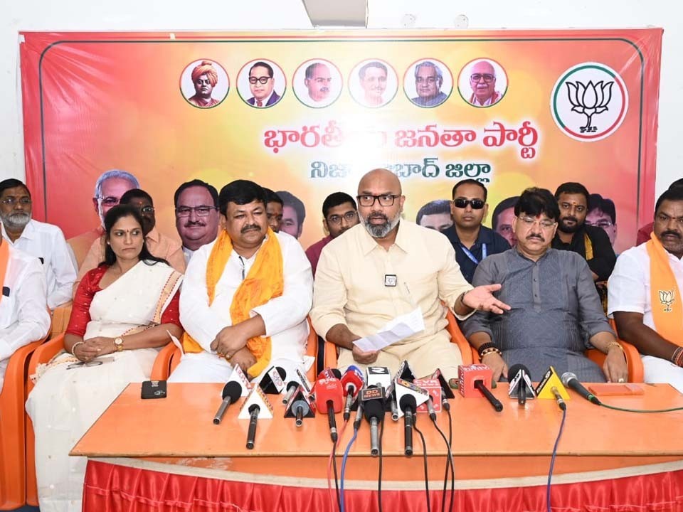 ధాన్యం కొనుగోలు సమస్యను పట్టించుకోవట్లేదు: ఎంపీ