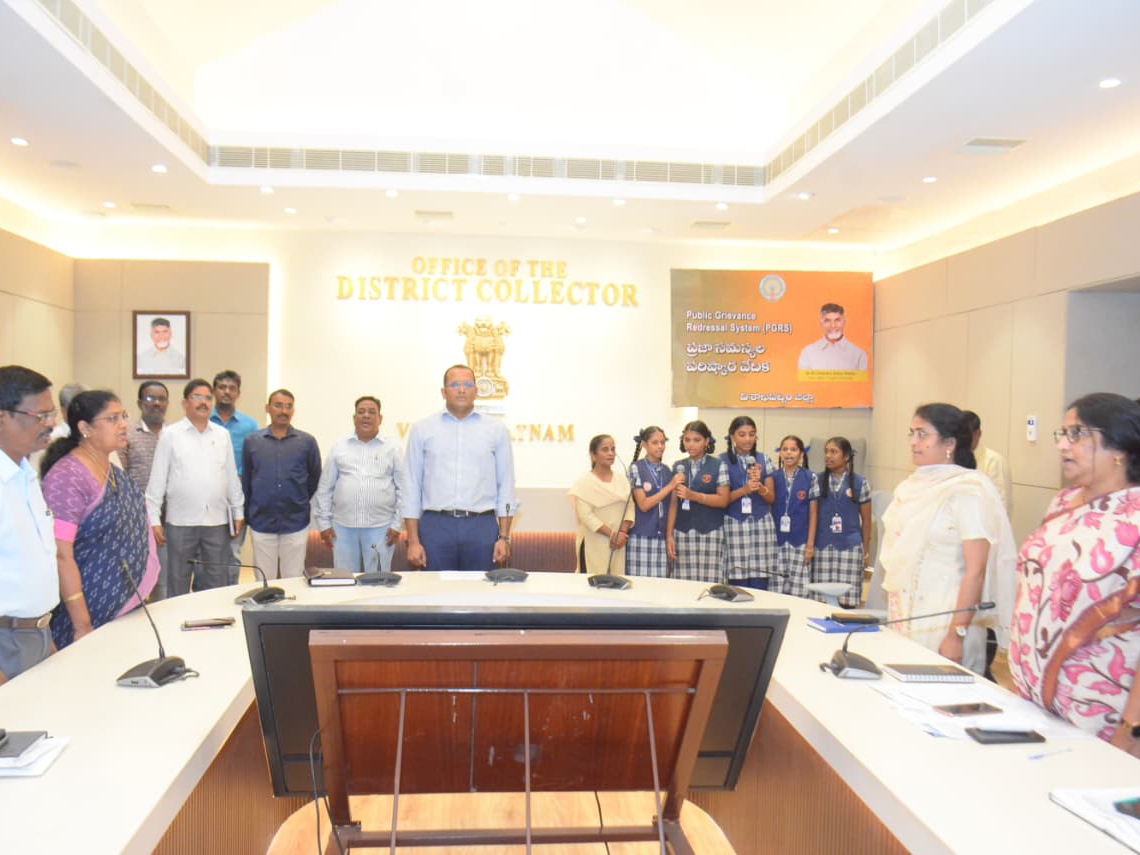 వందేమాతరం గేయాన్ని ఆల‌పించిన క‌లెక్ట‌ర్‌