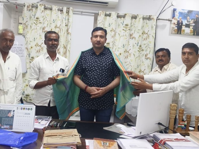 ‘ఆలయ పూజారిపై చర్యలు తీసుకోవాలని వినతి’