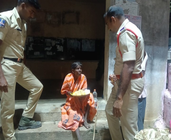 మానవత్వం చాటుకున్న ఎస్పీ, ఎస్సై