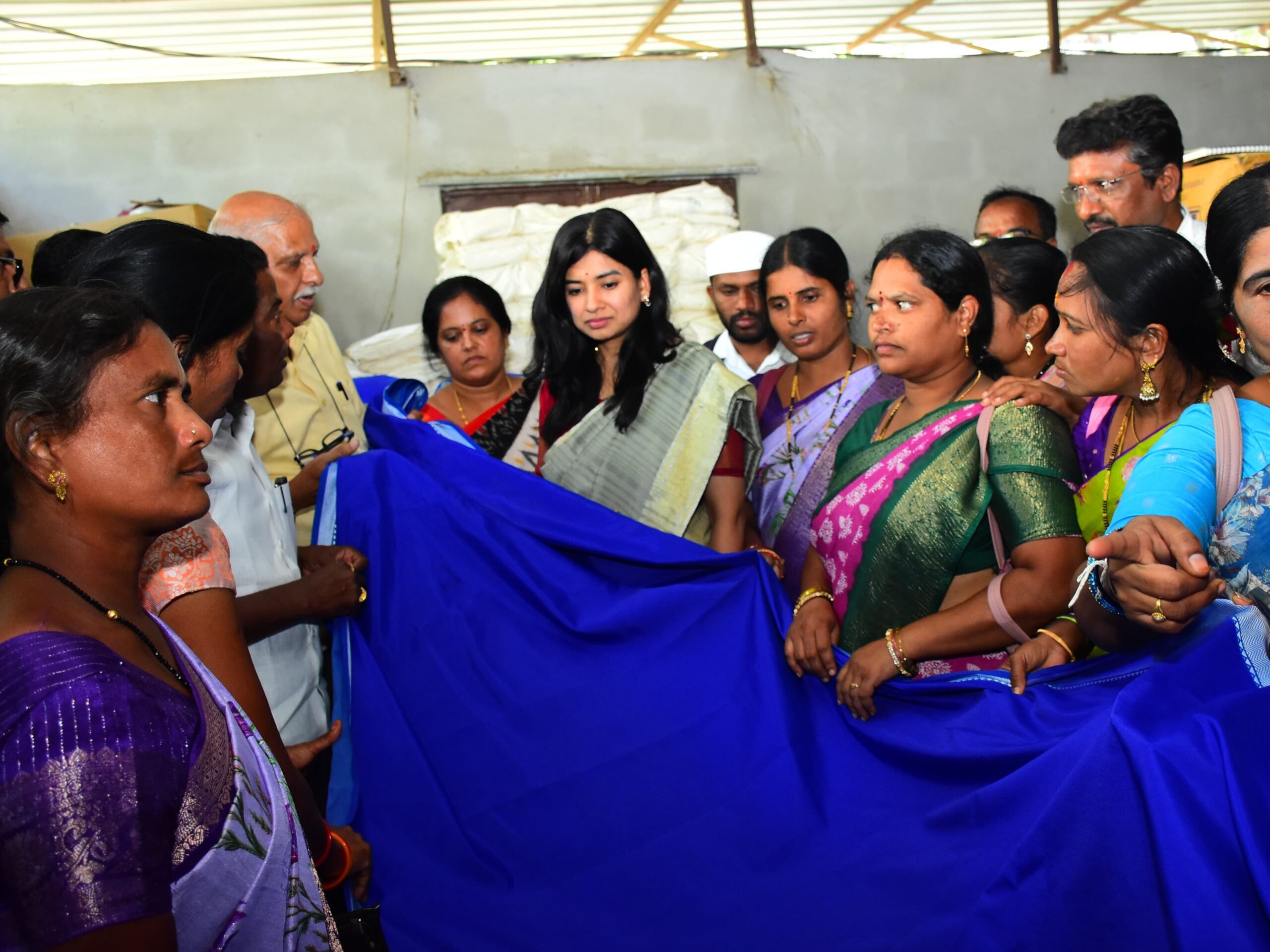 చీరలను పరిశీలించిన సమాఖ్య అధ్యక్షులు