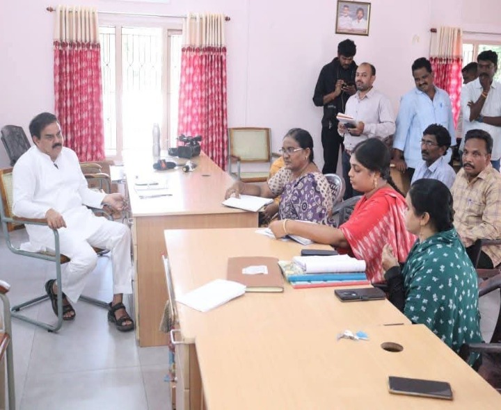 డ్వాక్రా మహిళలకు ఆర్థిక చేయూత: మంత్రి నాదెండ్ల