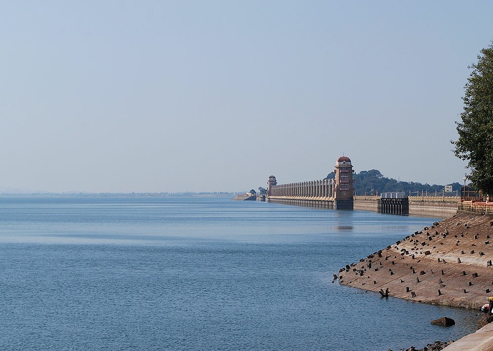 సాగునీటి ప్రాజెక్టులకు రూ.300 కోట్ల నిధులు