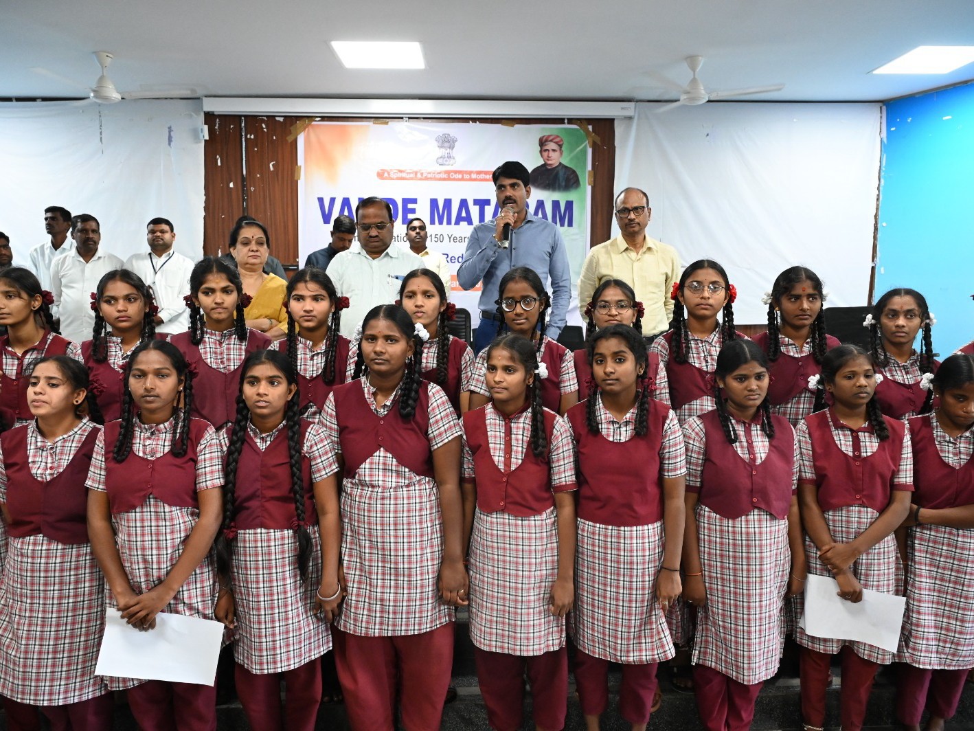 జాతీయ గేయాన్ని ఆలపించిన కలెక్టర్