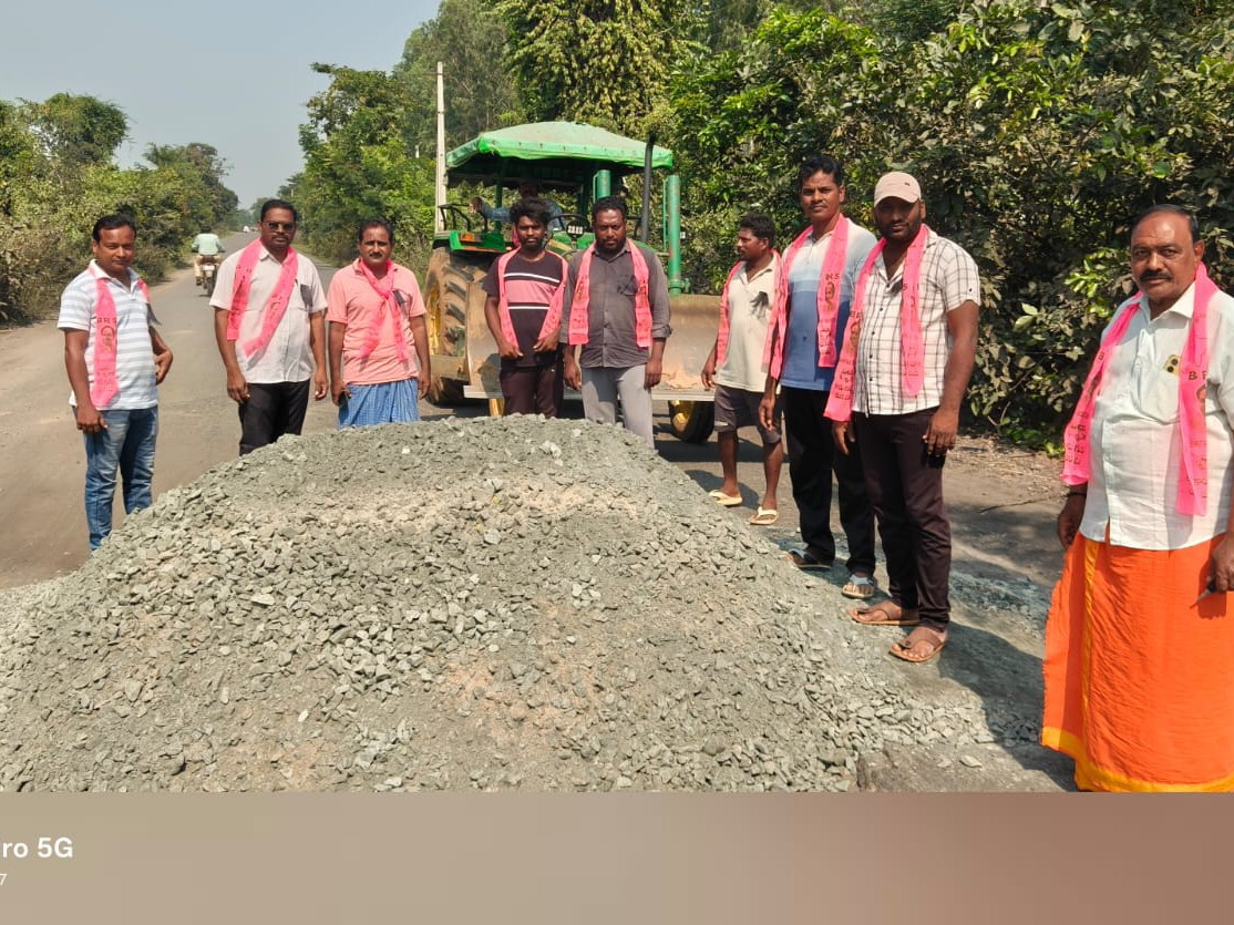 గుంతలు పూడ్చి నిరసన తెలిపిన BRS నాయకులు