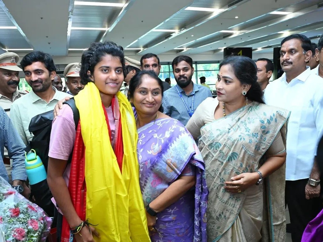 క్రికెటర్ శ్రీచరణికి మంత్రి సవిత ఘన స్వాగతం