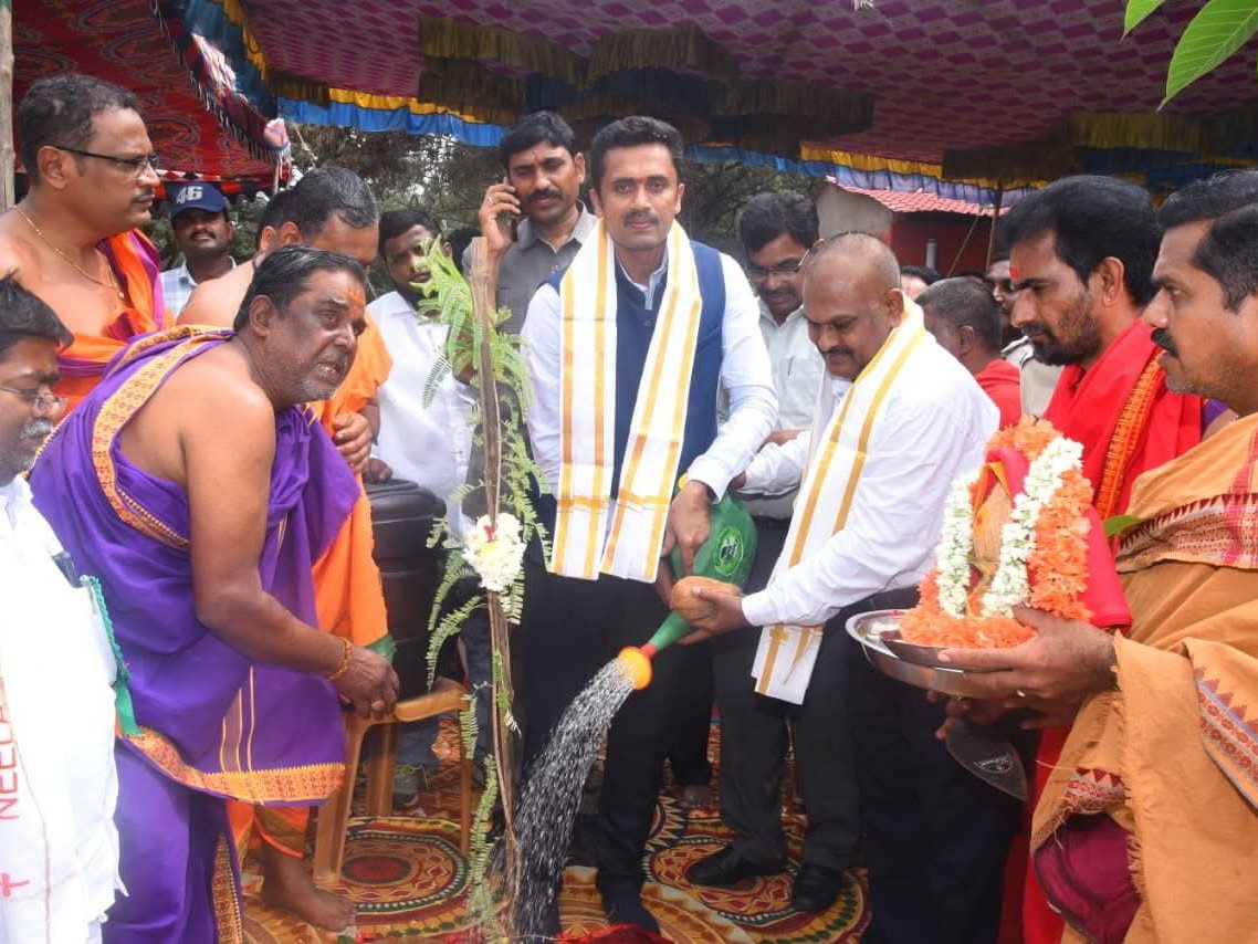 వన సమరాధన కార్యక్రమంలో పాల్గొన్న కలెక్టర్