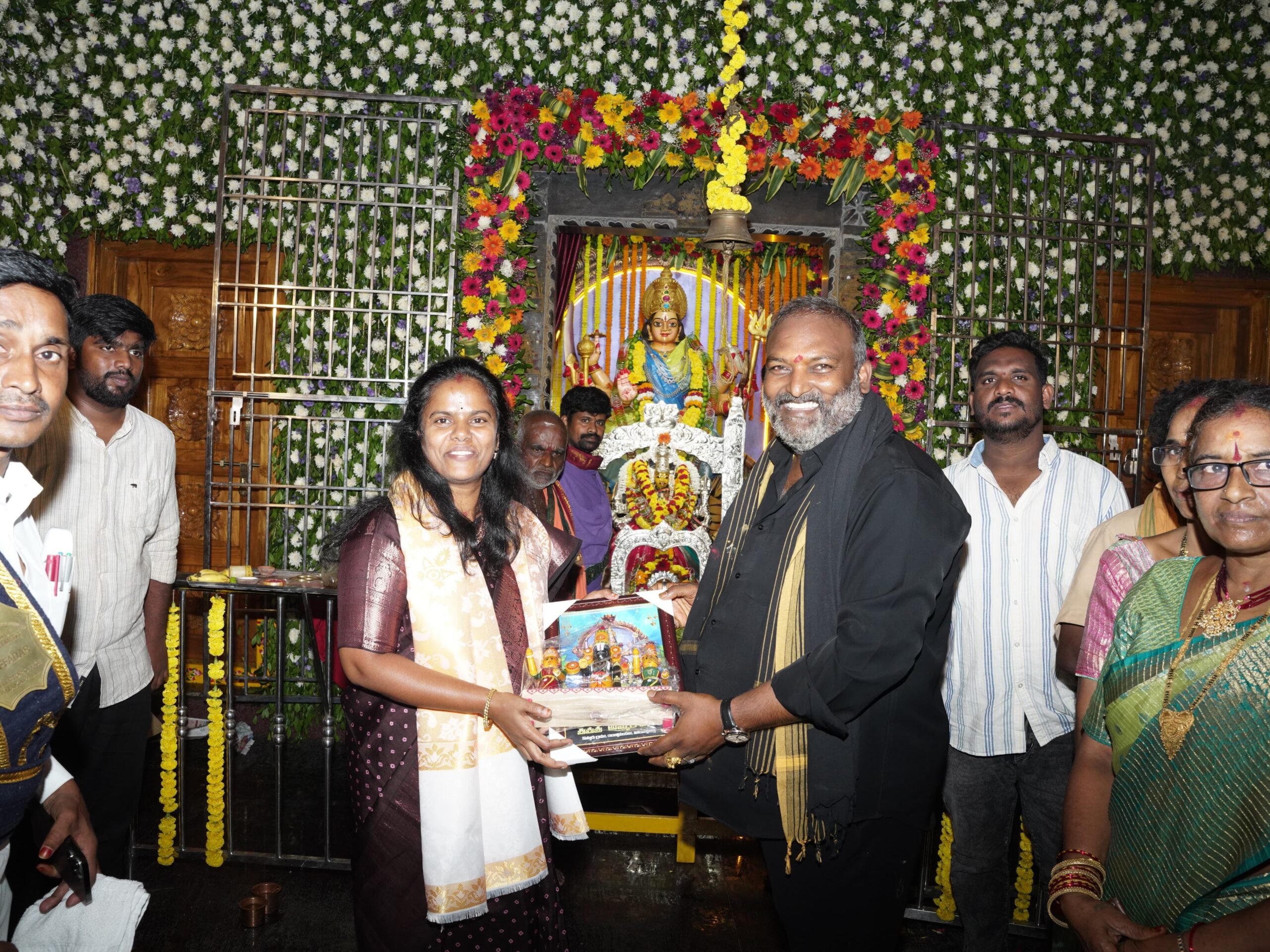 గుమ్మళ్లమ్మ తల్లిని దర్శించుకున్న కలెక్టర్