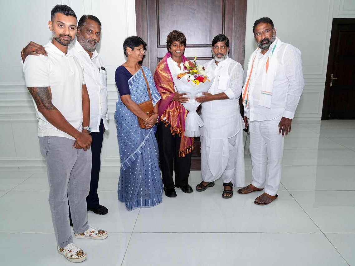 క్రికెట్ అరుంధతి రెడ్డిను సన్మానించిన డిప్యూటీ సీఎం