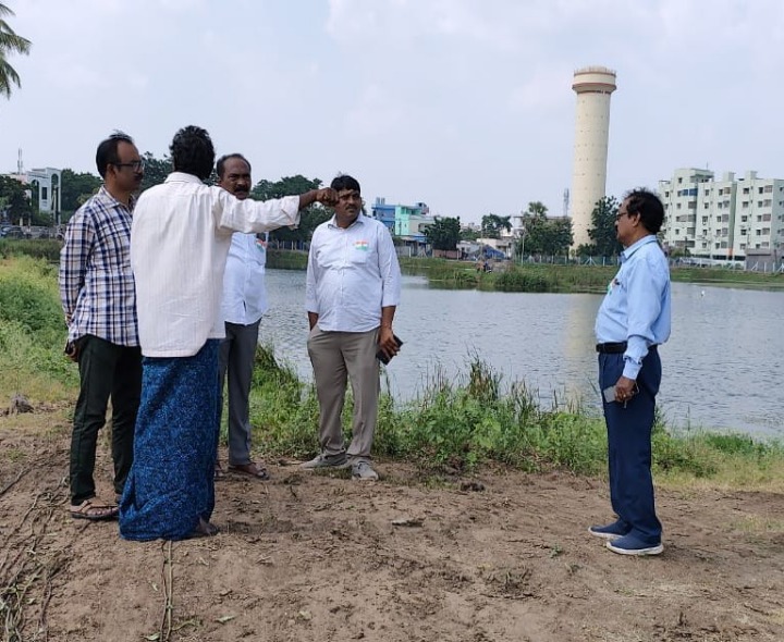 మంచినీటి చెరువు పరిశీలించిన ఎంపీడీవో