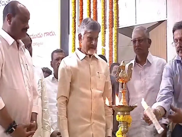 గుంటూరు వ్యవసాయ వర్సిటీకి చేరుకున్న సీఎం