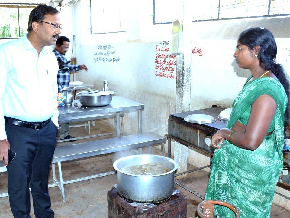 పాఠశాలలో కలెక్టర్ ఆకస్మిక తనిఖీలు