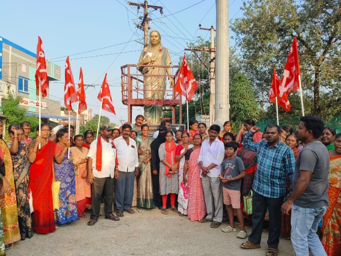 ‘ఎమ్మెల్యే స్పందించాలి.. ఇళ్లు అందించాలి’
