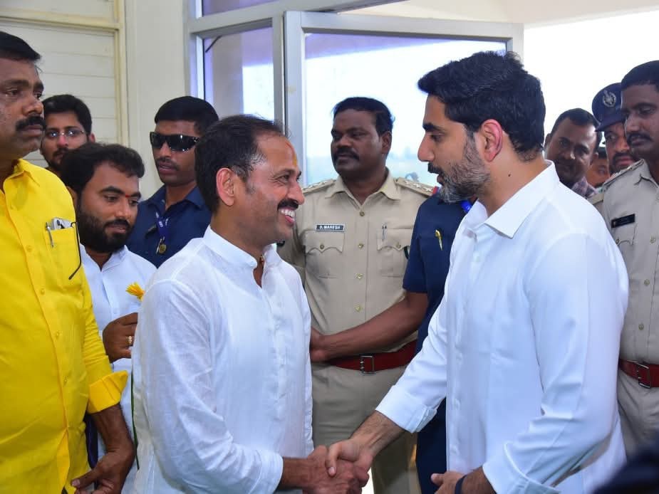 పుట్టపర్తికి చేరుకున్న మంత్రి నారా లోకేష్