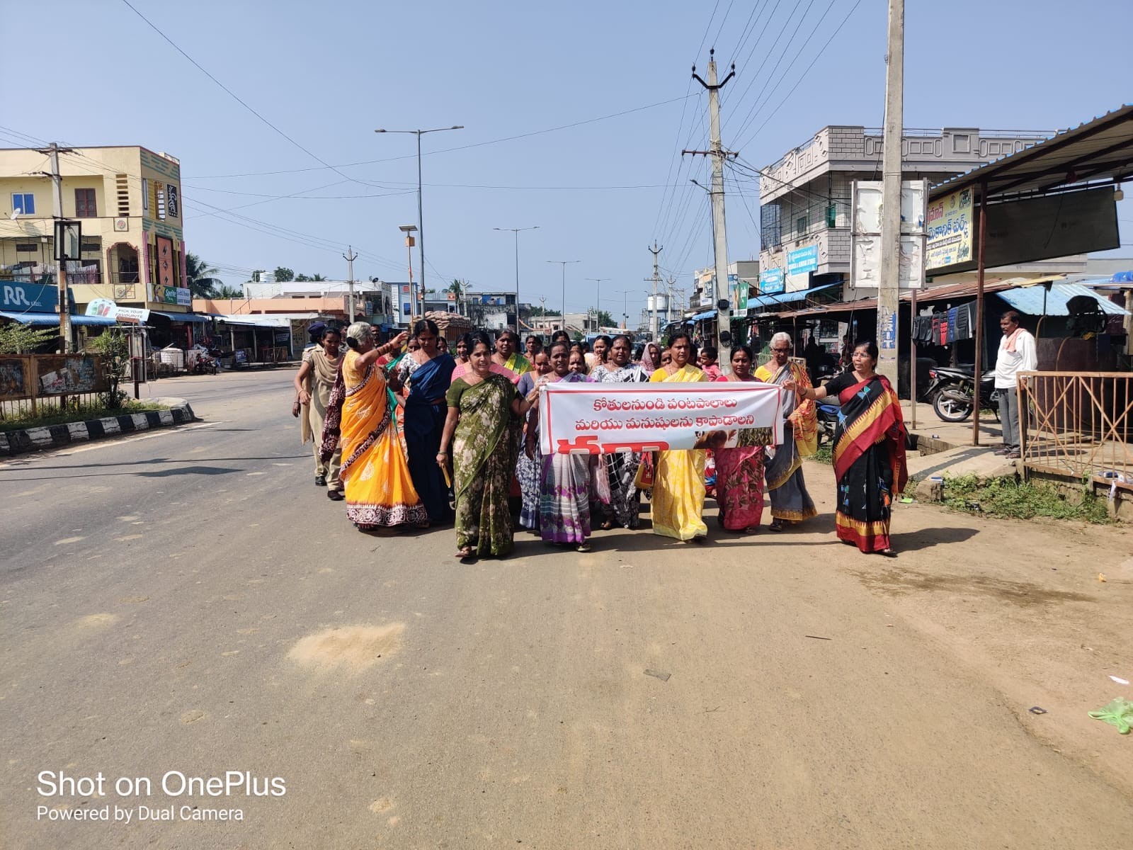 కోతుల బారి నుంచి రక్షించండి..!