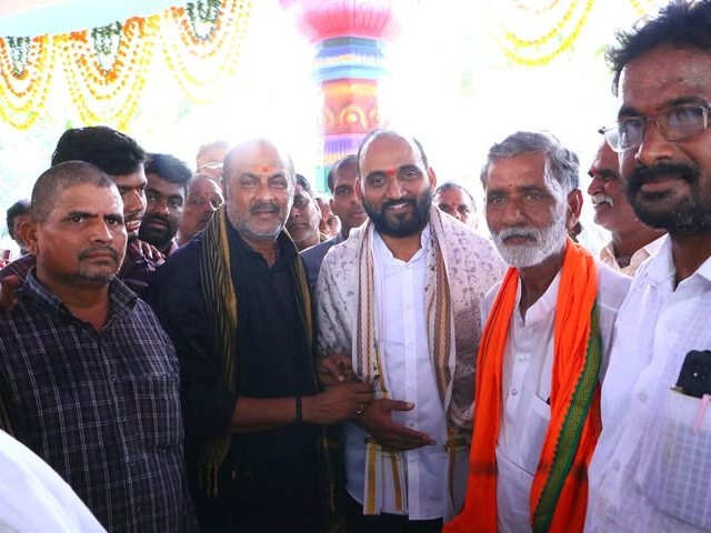 విగ్రహ ప్రతిష్ఠలో పాల్గొన్న ఎమ్మెల్యే