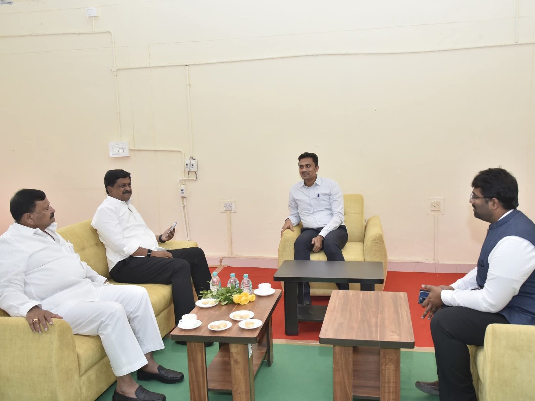 మంత్రి పయ్యావుల కేశవ్‌ను కలిసిన కలెక్టర్‌