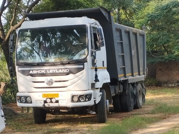 అక్రమ ఇసుక రవణి చేస్తున్న టిప్పర్ పట్టివేత