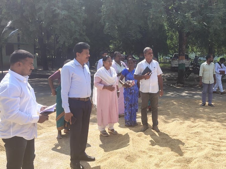 కొనుగోలు కేంద్రాన్ని తనిఖీ చేసిన అ. కలెక్టర్