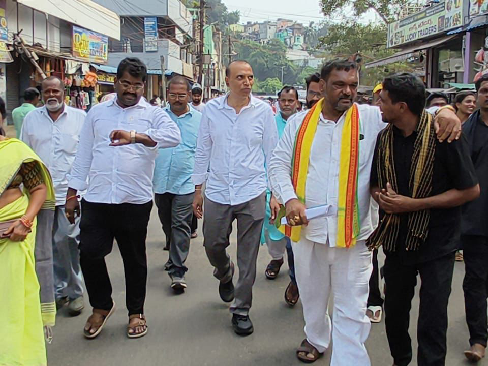 విశాఖలో ప్రజా సమస్యల పరిష్కారానికి కృషి
