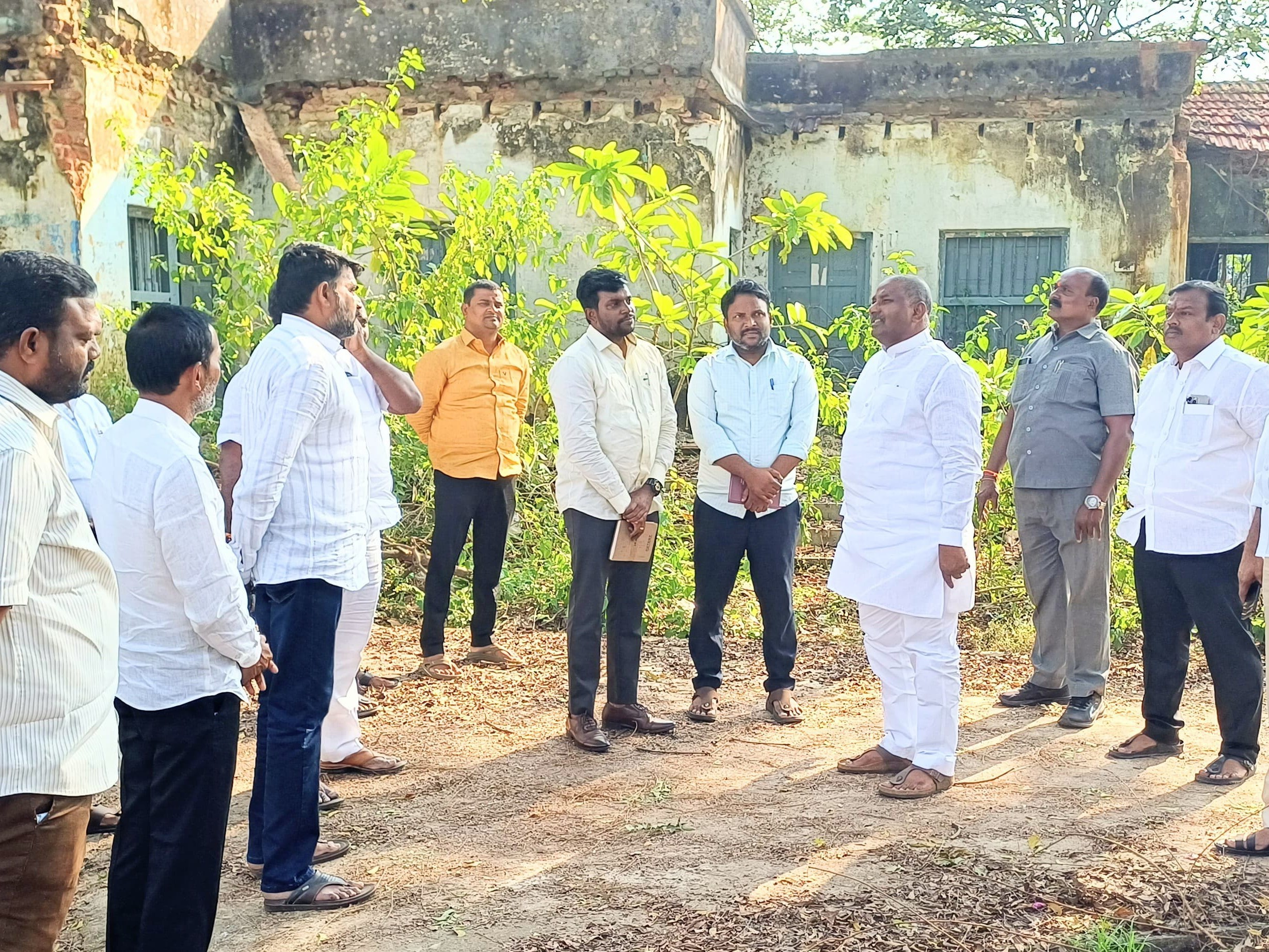 ప్రభుత్వ కార్యాలయాల నిర్మాణానికి స్థల పరిశీలన