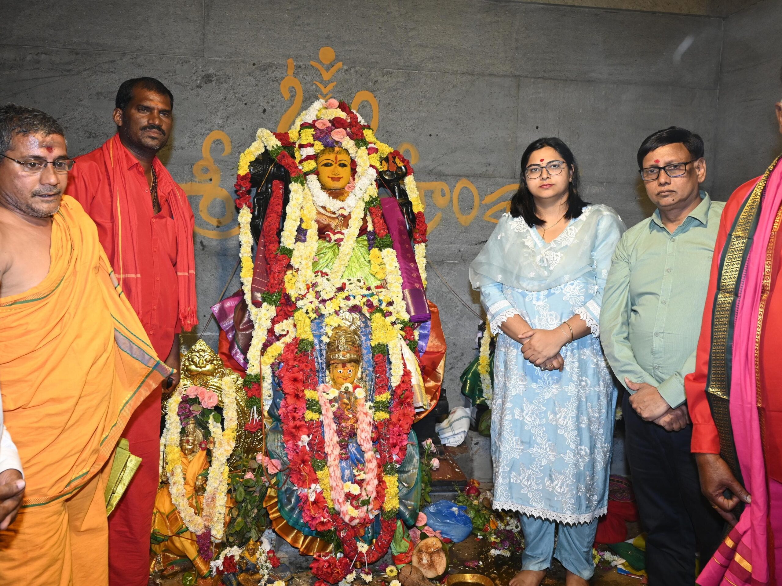 అడెల్లీ అమ్మవారిని దర్శించుకున్న కలెక్టర్