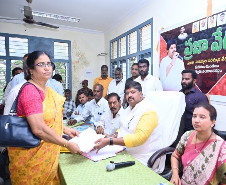 ‘ప్రజల సమస్యల పరిష్కారానికి అధిక ప్రాధాన్యత ఇవ్వండి’