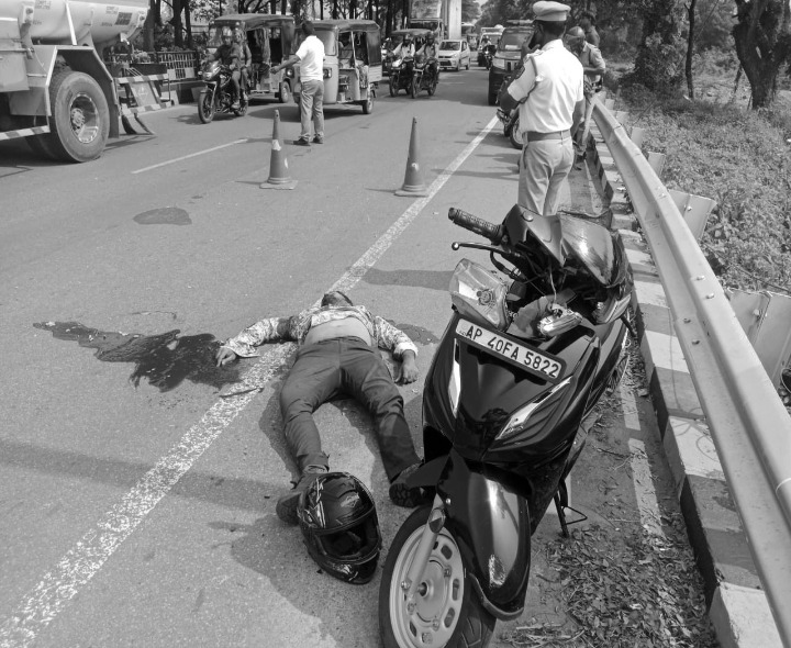 ఎయిర్‌పోర్ట్ రహదారిలో యాక్సిడెంట్.. వ్యక్తి మృతి