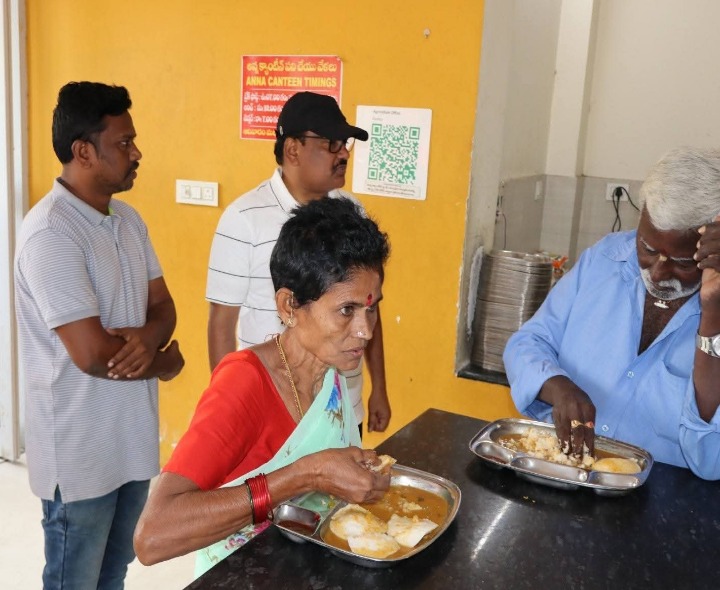 అన్న క్యాంటీన్‌లో కమిషనర్ ఆకస్మిక తనిఖీ