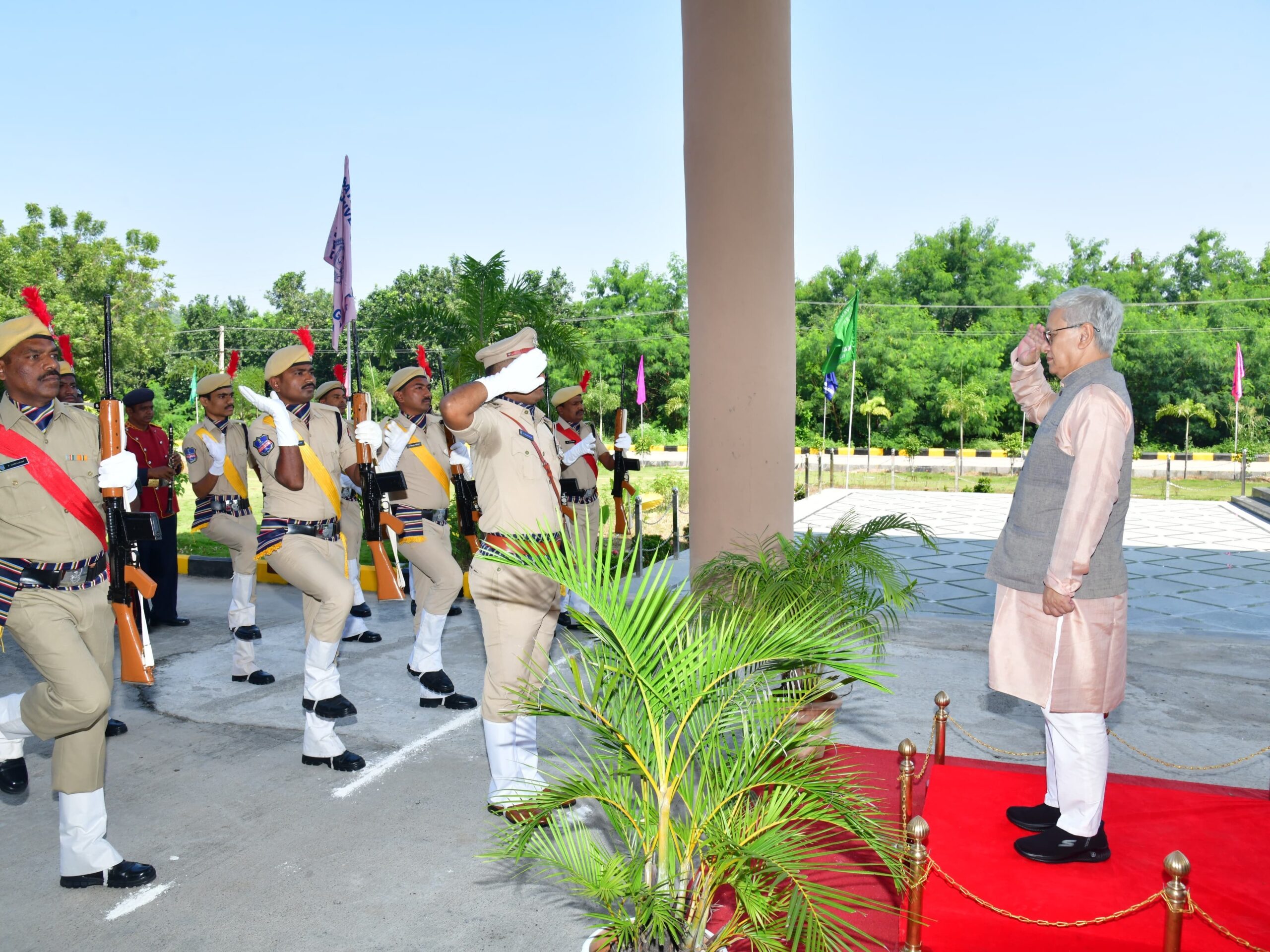 గౌరవ వందనం స్వీకరించిన గవర్నర్