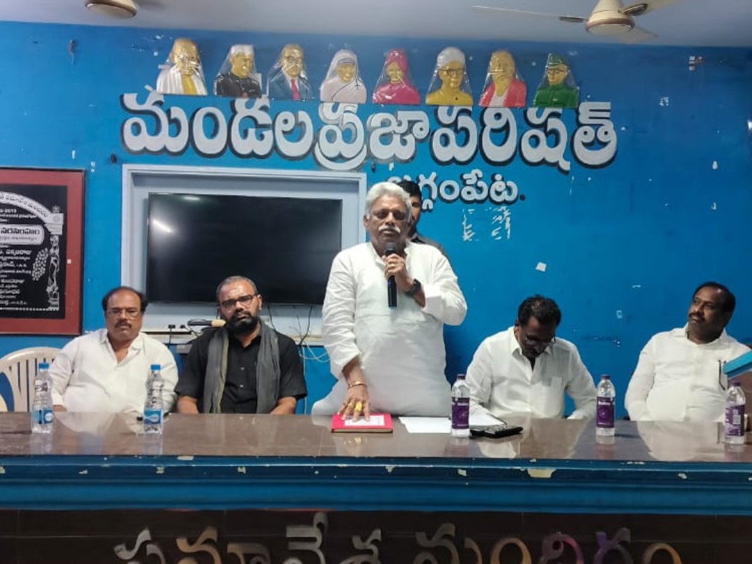 సర్వీస్ రిజిస్టర్ పంపిణీ కార్యక్రమంలో పాల్గొన్న ఎమ్మెల్యే.