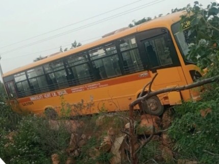 బస్సు బ్రేక్ ఫెయిల్.. తప్పిన ప్రమాదం