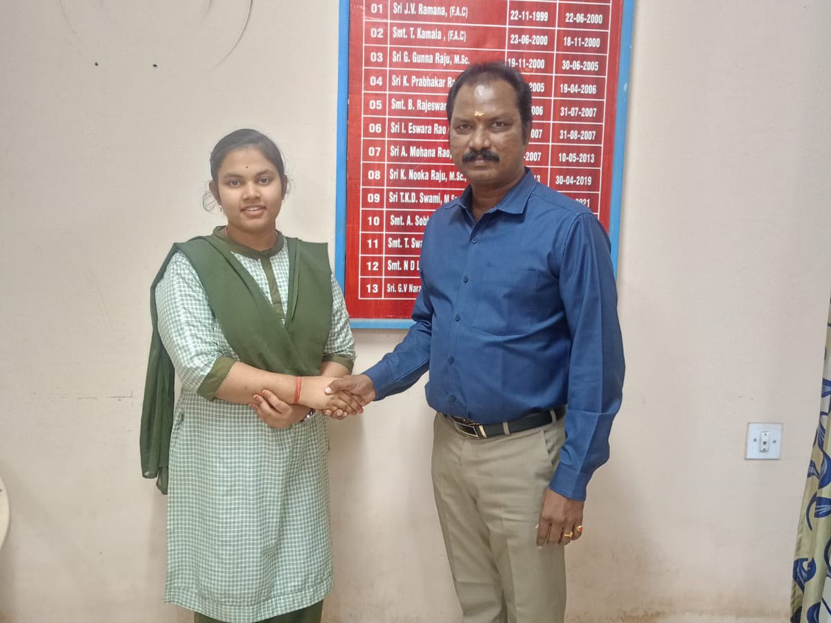 మాక్ అసెంబ్లీకి పరవాడ విద్యార్థిని