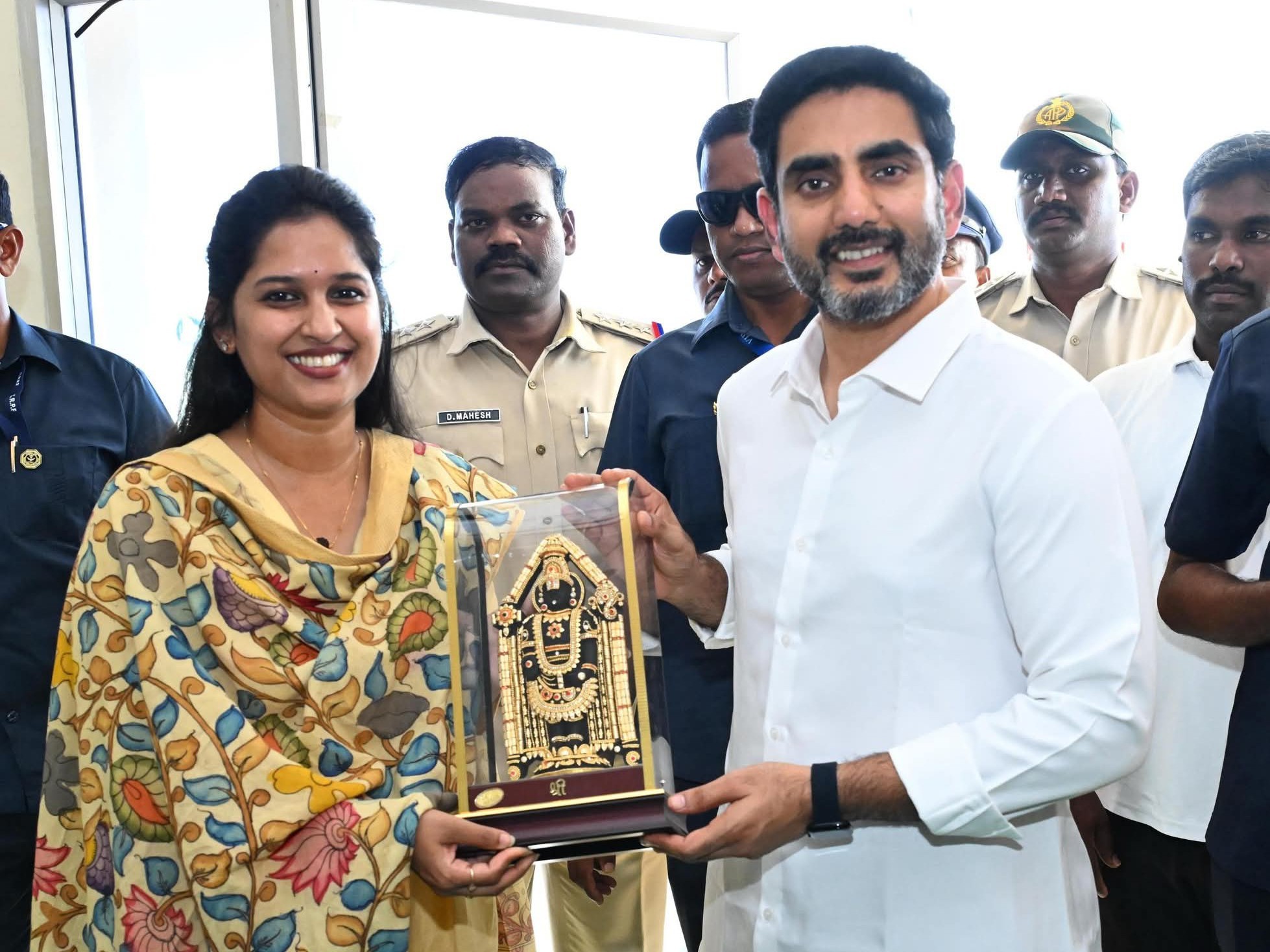 మంత్రి కలిసిన ఎమ్మెల్యే బండారు శ్రావణి