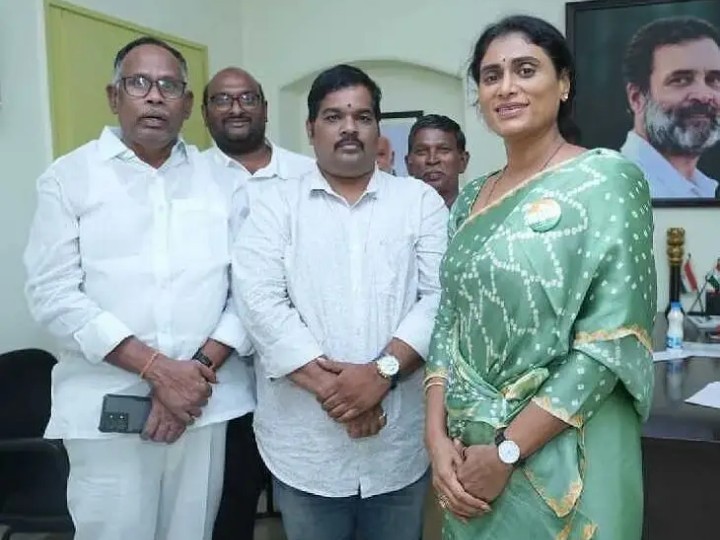 ‘ఓట్ చోర్- గద్దీ చోడ్’ సంతకాల పేపర్ల అందజేత